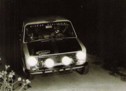 Giubar i Scalabrini na samochodzie Fiat 124.