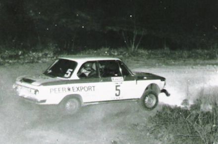 Achim Warmbold na samochodzie BMW 2002.