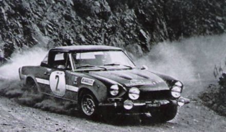 Luciano Trombotto i Maurizio Enrico na samochodzie Fiat 124 Sport Spyder.