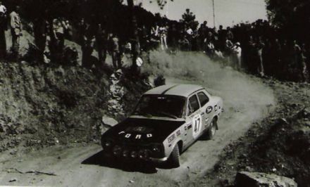 Emilio Bardi na samochodzie Ford Escort RS.