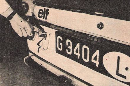 Wyłącznik prądu z tyłu samochodu BMW 2002 Tii załogi z Luxemburga.