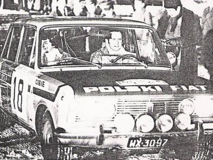 Sobiesław Zasada i Ewa Zasada na samochodzie Polski Fiat 125p.
