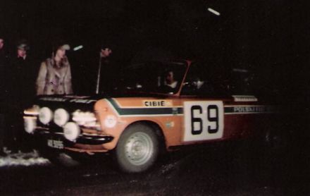             Andrzej Jaroszewicz i Janusz Wojtyna na samochodzie Polski Fiat 125p / 1500.