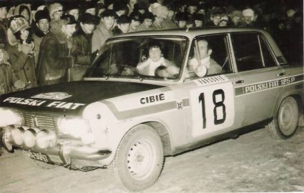 Sobiesław Zasada i Ewa Zasada na samochodzie Polski Fiat 125p / 1500.