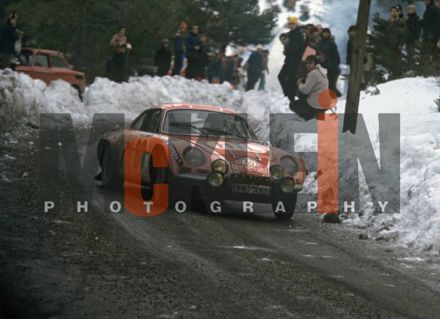 Patt Moss Carlsson i Liz Crellin na samochodzie Alpine Renault A 110.