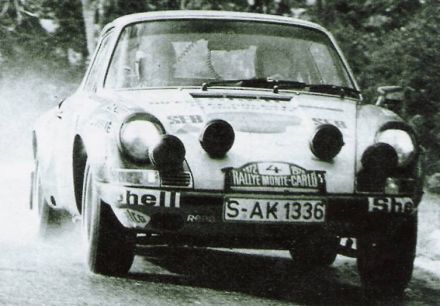Gerard Larrousse i Jean Claude Perramond na samochodzie Porsche 911S.