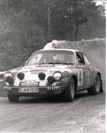 Gerrard Larrousse i Jean Claude Perramond na samochodzie Porsche 911S.