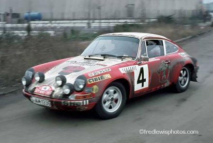 Gerrard Larrousse i Jean Claude Perramond na samochodzie Porsche 911S.