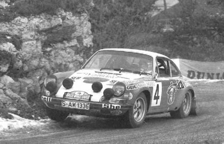 Gerard Larrousse i Jean Claude Perramond na samochodzie Porsche 911S.