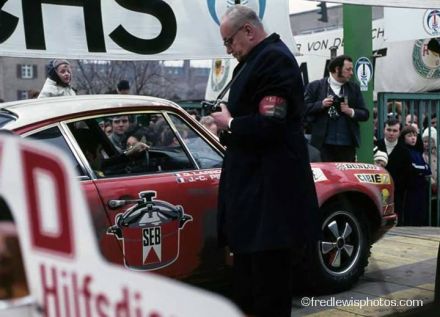 Gerrard Larrousse i Jean Claude Parramond na samochodzie Porsche 911S.