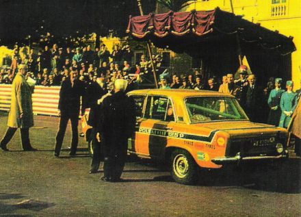 Robert Mucha i Lech Jaworowicz na samochodzie Polski Fiat 125p / 1500.