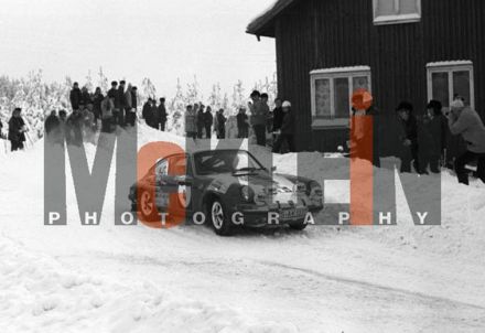 Björn Waldegaard i Lars Helmer na samochodzie Porsche 911S.