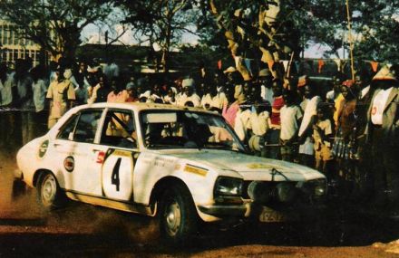 Bert Shankland i Chris Bates na samochodzie Peugeot 504.