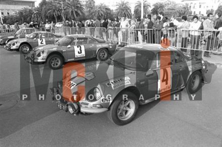 Samochody Alpine Renault A 110 w parku zamkniętym przed startem.