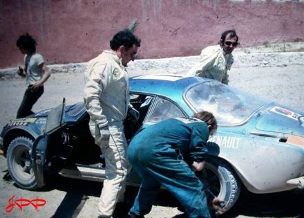 Jean Pierre Nicolas i Pierre Thimonier na samochodzie Alpine Renault A 110/1600.