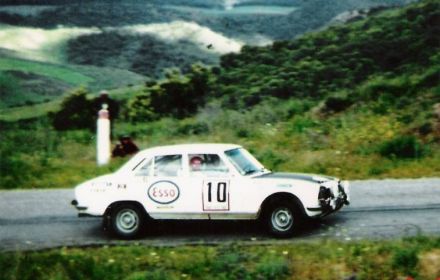 Hannu Mikkola i Asto Aho na samochodzie Peugeot 504.