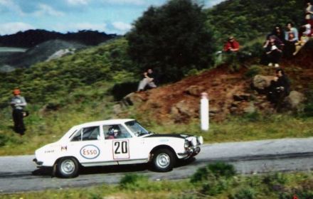 Jean Giuchet i Jean Todt na samochodzie Peugeot 504.