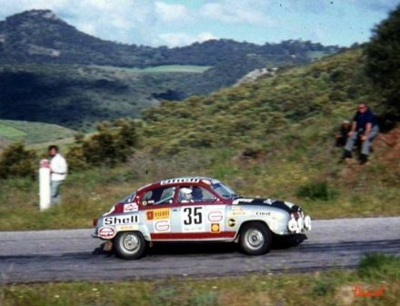 Leroy i L’Indien na samochodzie Saab 96 V4.