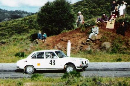 B.Lamrani i M.Hachem na samochodzie Peugeot 504.