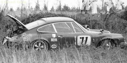 Porsche 911S załogi Smith i Burris.