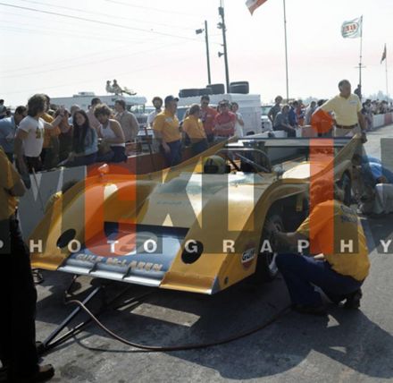 Denny Hulme na samochodzie McLaren M20 Chevrolet.
