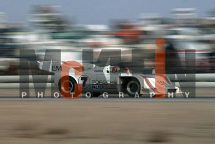George Follmer na samochodzie Porsche 917/10 TC.