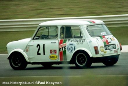 Julien Vernaeve na samochodzie BMC Mini Cooper S.