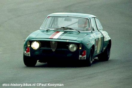 Wim Boshuis na samochodzie Alfa Romeo 1300 GTA Junior.