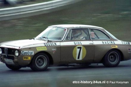 Hennie van der Vliet na samochodzie Alfa Romeo GTA Junior 1300.