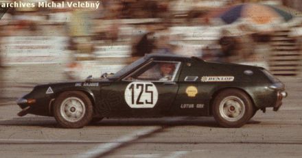 Jiří Gajdoš na samochodzie Lotus Europa.
