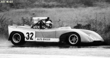 Jaroslav Bobek na samochodzie Škoda Spider.