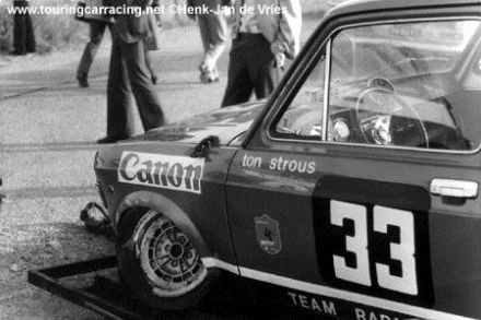 Ton Strous na samochodzie Fiat 128 Berlina.