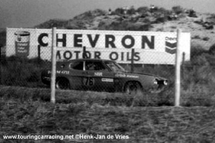 Piet Schouten na samochodzie Ford Capri 2300 GT.