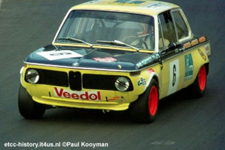 Peter Kuhlmann na samochodzie BMW 2002.