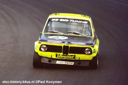 Dieter Basche na samochodzie BMW 2002.