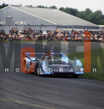 Helmut Kelleners na samochodzie McLaren M8F Chevrolet.