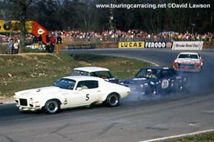 Nr.5. Frank Gardner na samochodzie Chevrolet Camaro Z28, nr.30. Dave Matthews na samochodzie Ford Escort RS 1600.