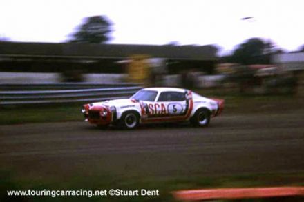 Frank Gardner na samochodzie Chevrolet Camaro Z 28.