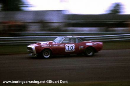 Terry Sanger na samochodzie Chevrolet Camaro Z 28.