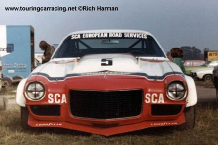Frank Gardner na samochodzie Chevrolet Camaro Z 28.