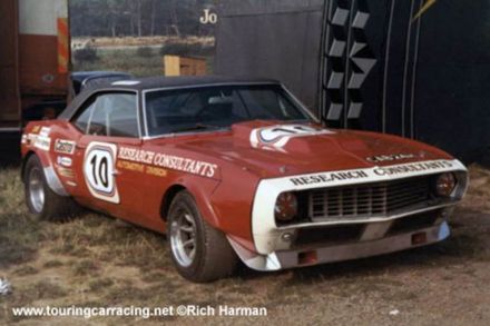 Terry Sanger na samochodzie Chevrolet Camaro.
