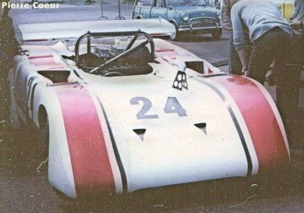 Denis Veyrat na samochodzie Lola T70 Mk.3B Special Chevrolet.