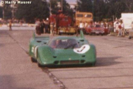 Chris Craft na samochodzie Porsche 917K.