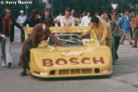 Willy Kauhsen na samochodzie Porsche 917/10 Twin Cam.
