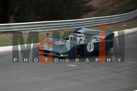 Leo Kinnunen na samochodzie Porsche 917/10 Twin Cam.