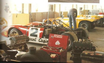 Gerard Larrousse na samochodzie Lola T210 Ford.