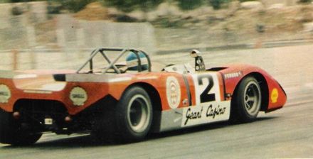 Gerard Larrousse na samochodzie Lola T210 Ford. 