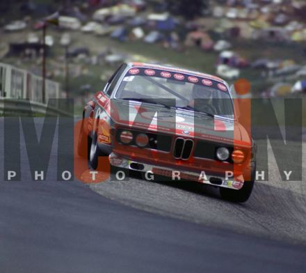 Rolf Stommelen i John Fitzpatrick na samochodzie BMW Alpina 2800 CS.