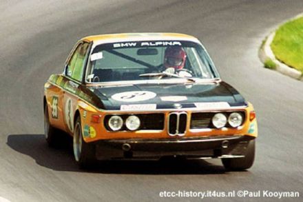 Toine Hezemans i Gijs van Lennep na samochodzie BMW Alpina 2800 CS.