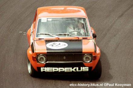 Heinz-Walter Reppekus i Hans Schuller na samochodzie Fiat 128 Berlina.